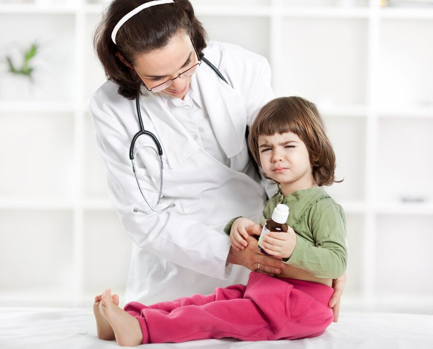 лекарот го испитува детето за симптоми на црви