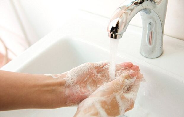 миење раце за да се спречи инфекција со црви