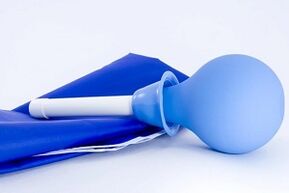 чистење клизма за отстранување на паразити од телото